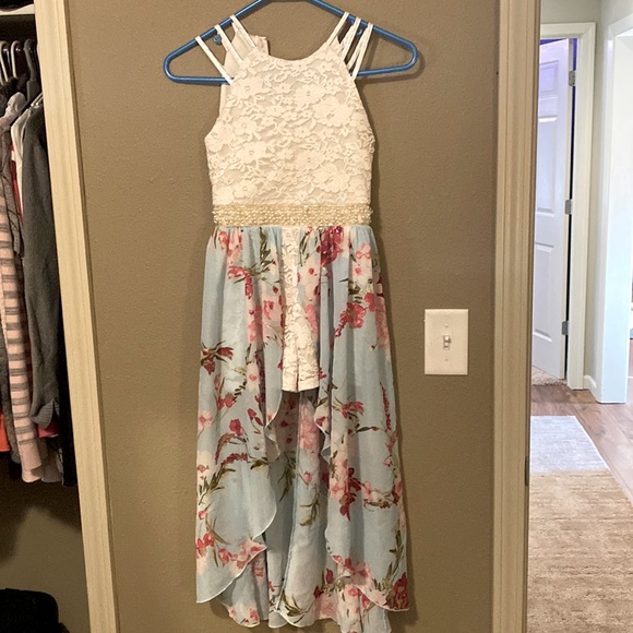 Pretty dress. One piece romper with shorts underneath. Skirt around shorts. Zip. - Picture 1 of 1